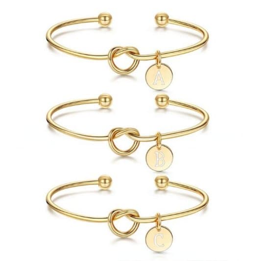 Pulseira com Letra Personalizada: Vale a Pena Dar de Presente?